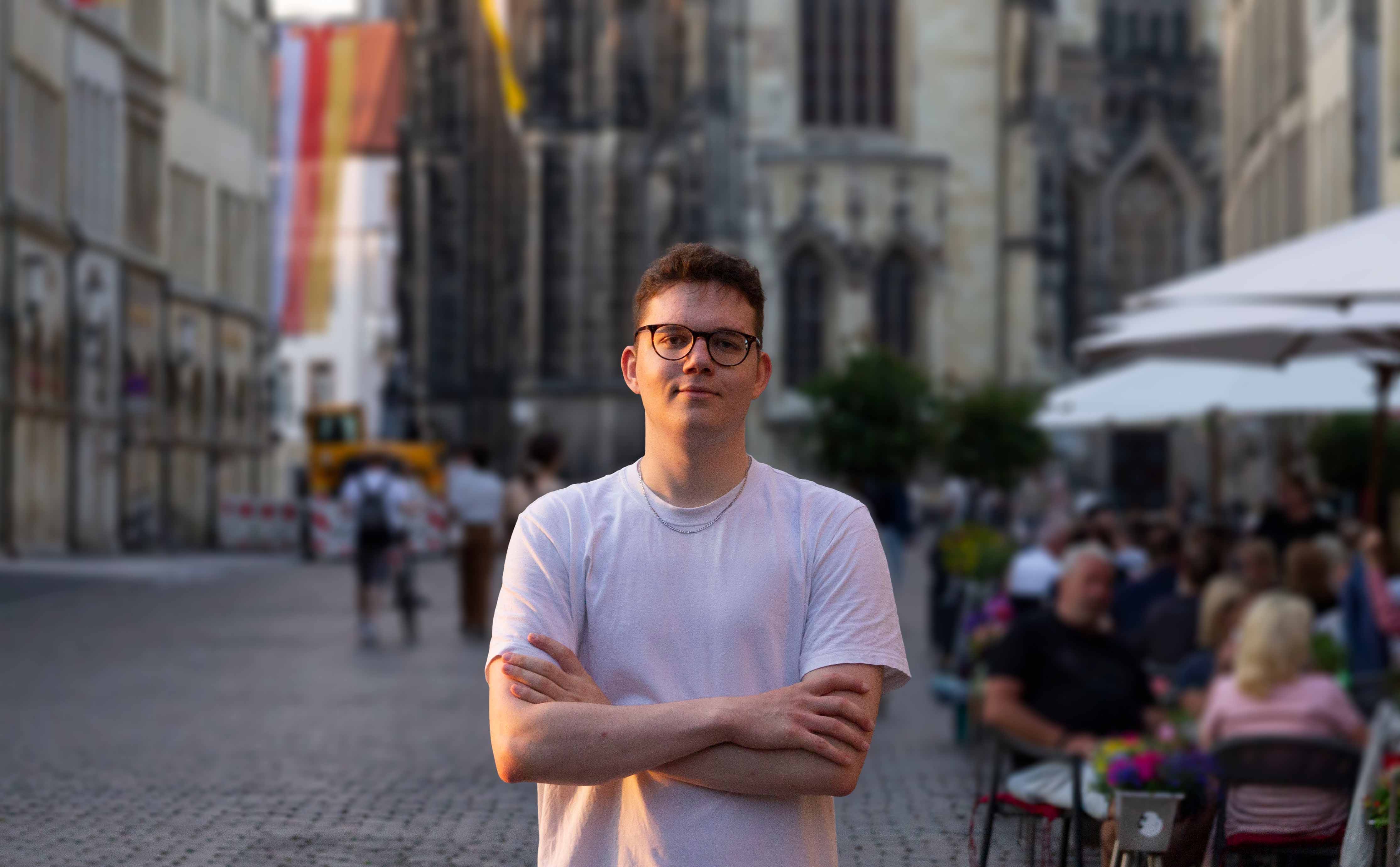 Ein schönes Bild von mir wie ich in Münster auf dem Prizipalmarkt, wohl einem der bekanstesten orte in Münster stehe.